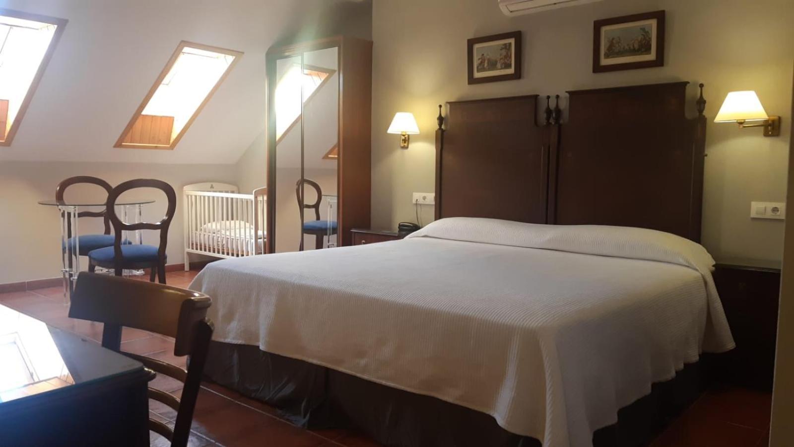 Hotel Iberia Plaza América Caces Extérieur photo
