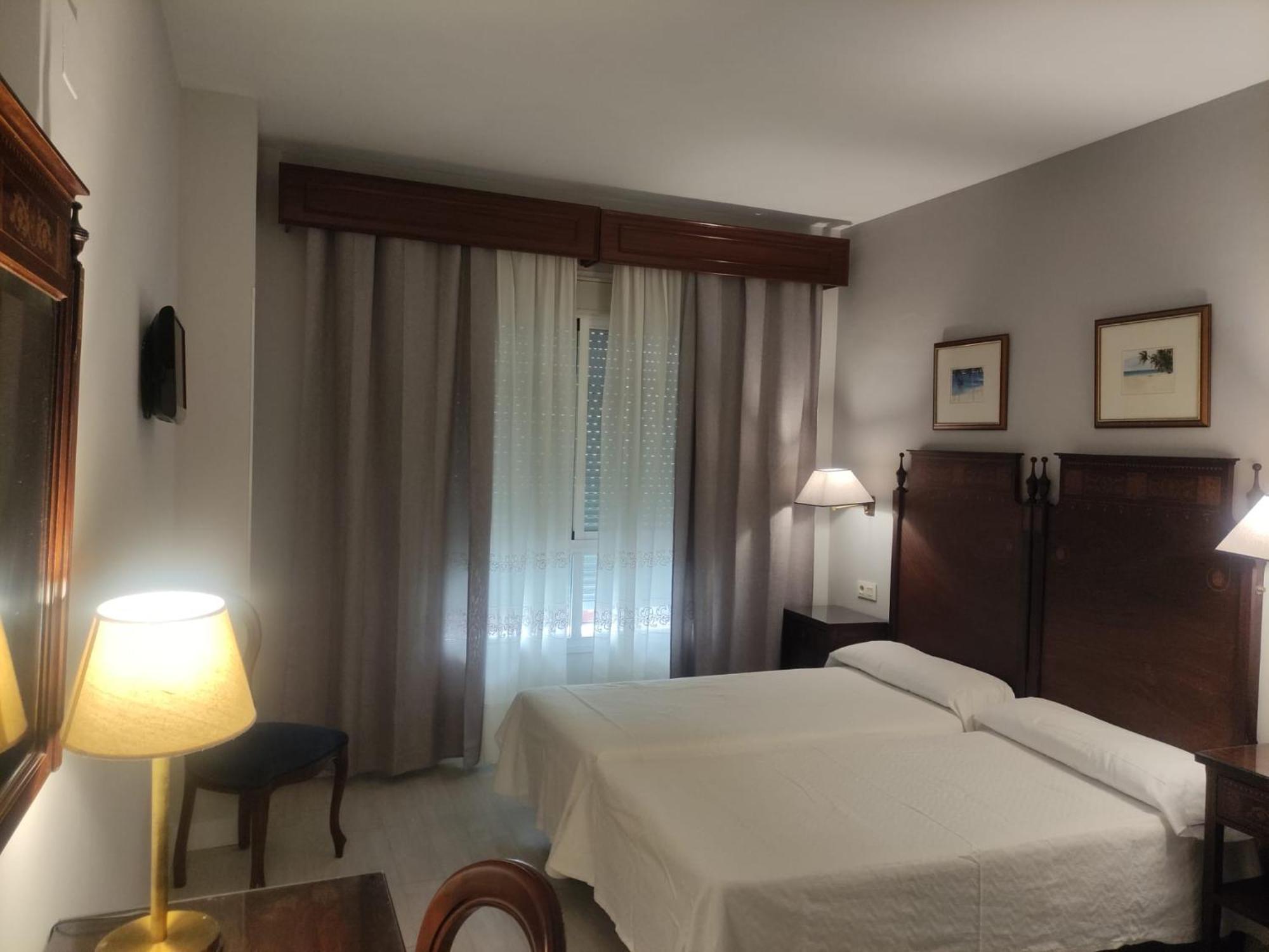 Hotel Iberia Plaza América Caces Extérieur photo