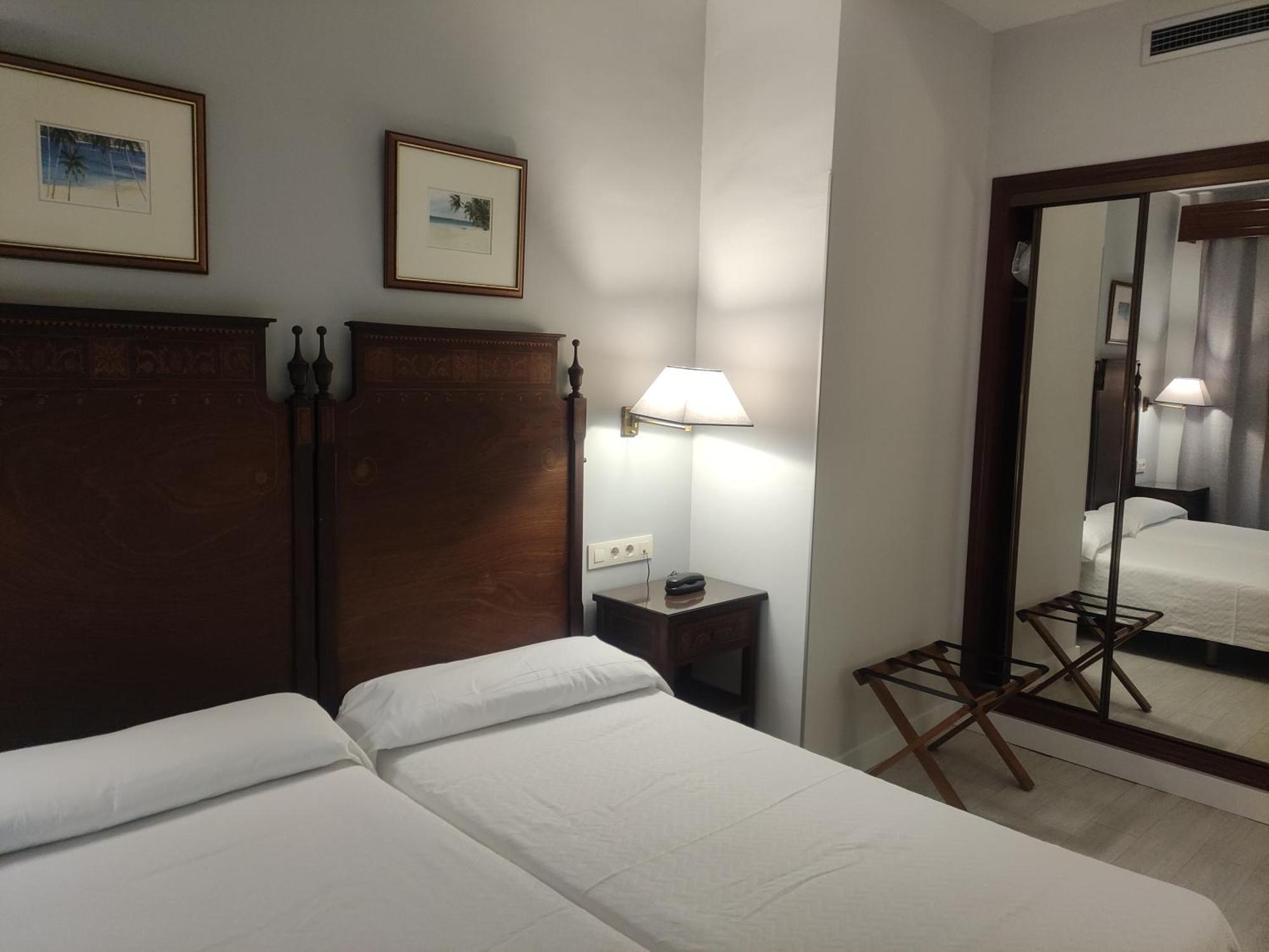 Hotel Iberia Plaza América Caces Extérieur photo