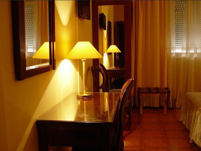 Hotel Iberia Plaza América Caces Extérieur photo