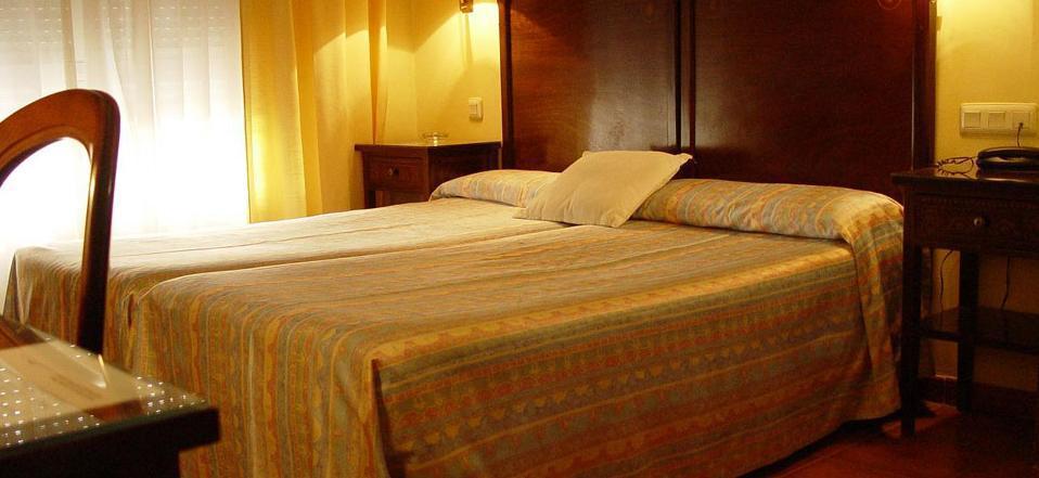 Hotel Iberia Plaza América Caces Extérieur photo