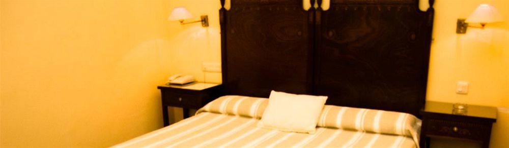 Hotel Iberia Plaza América Caces Extérieur photo
