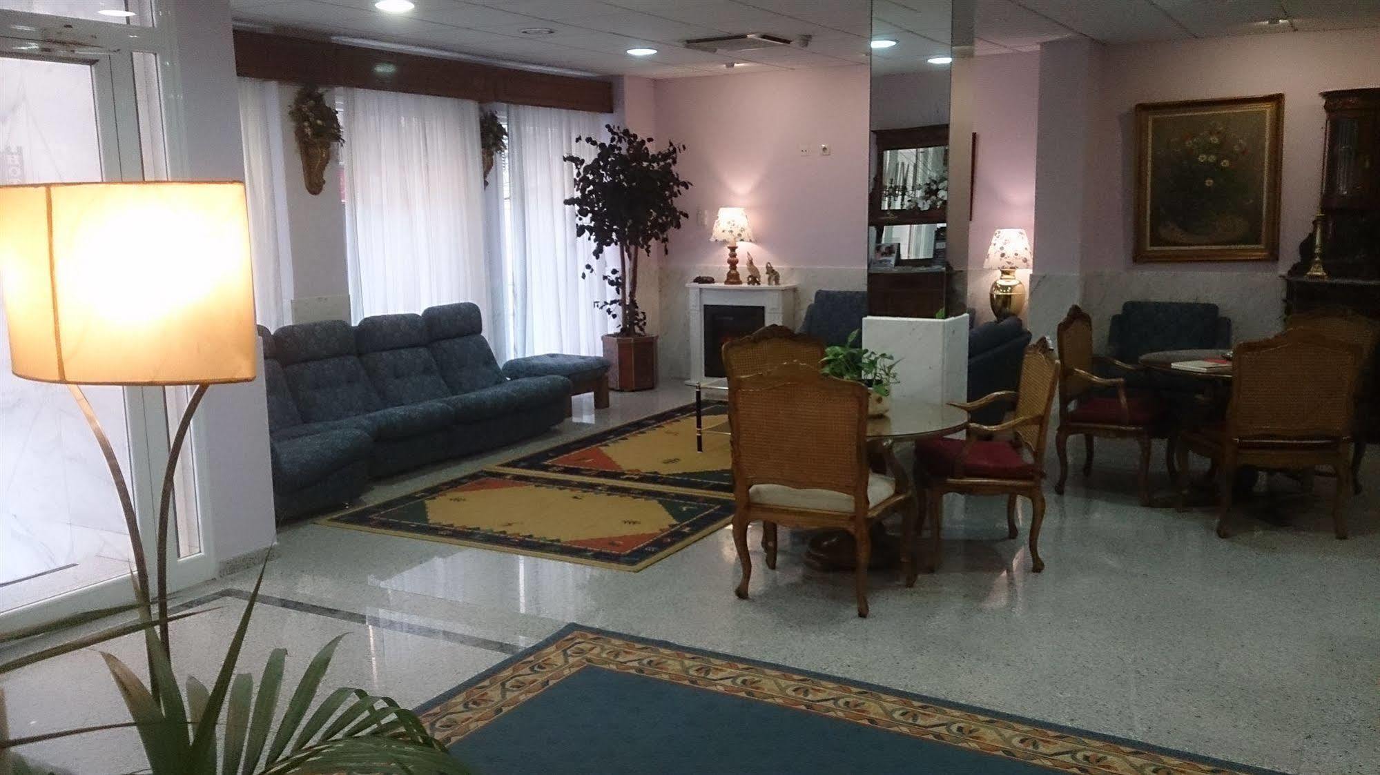 Hotel Iberia Plaza América Caces Extérieur photo